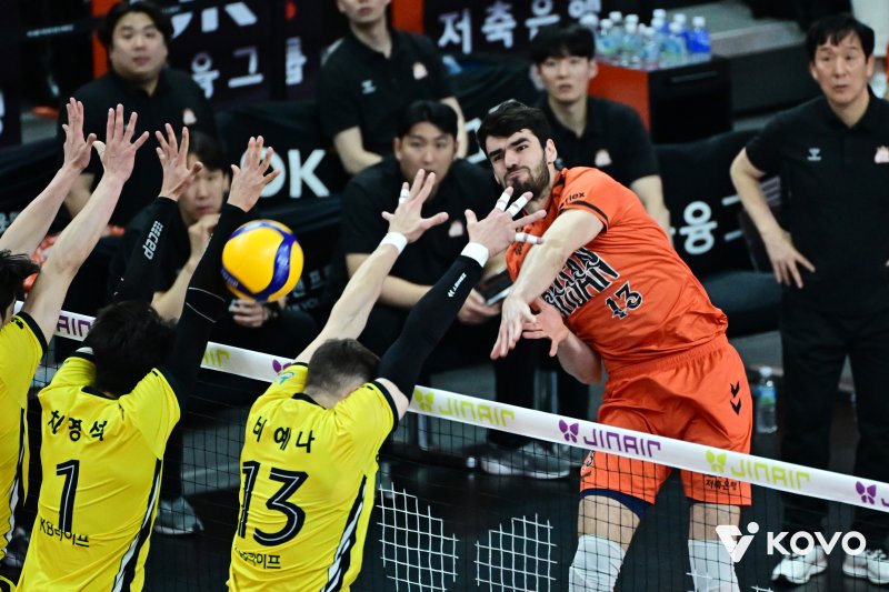 OK저축은행 외국인 선수 디미트로프가 4일 부산 강서체육관에서 열린 2025-26 V리그 남자부 5라운드 KB손해보험전에서 38점을 기록하며 팀의 3-1 역전승을 이끌었다. (KOVO 제공)