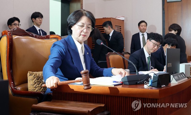 의사봉 두드리는 추미애 법사위원장 (출처=연합뉴스)