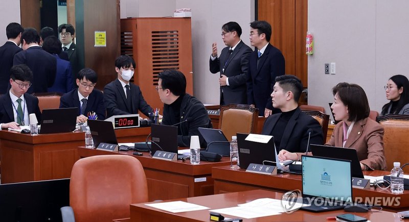 추미애 법사위원장 정회 선언에 항의하는 야당 위원들 (출처=연합뉴스)