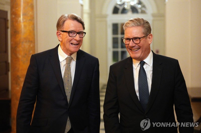 작년 2월 26일 주미대사 재임 중 맨덜슨과 스타머 총리 (출처=연합뉴스)