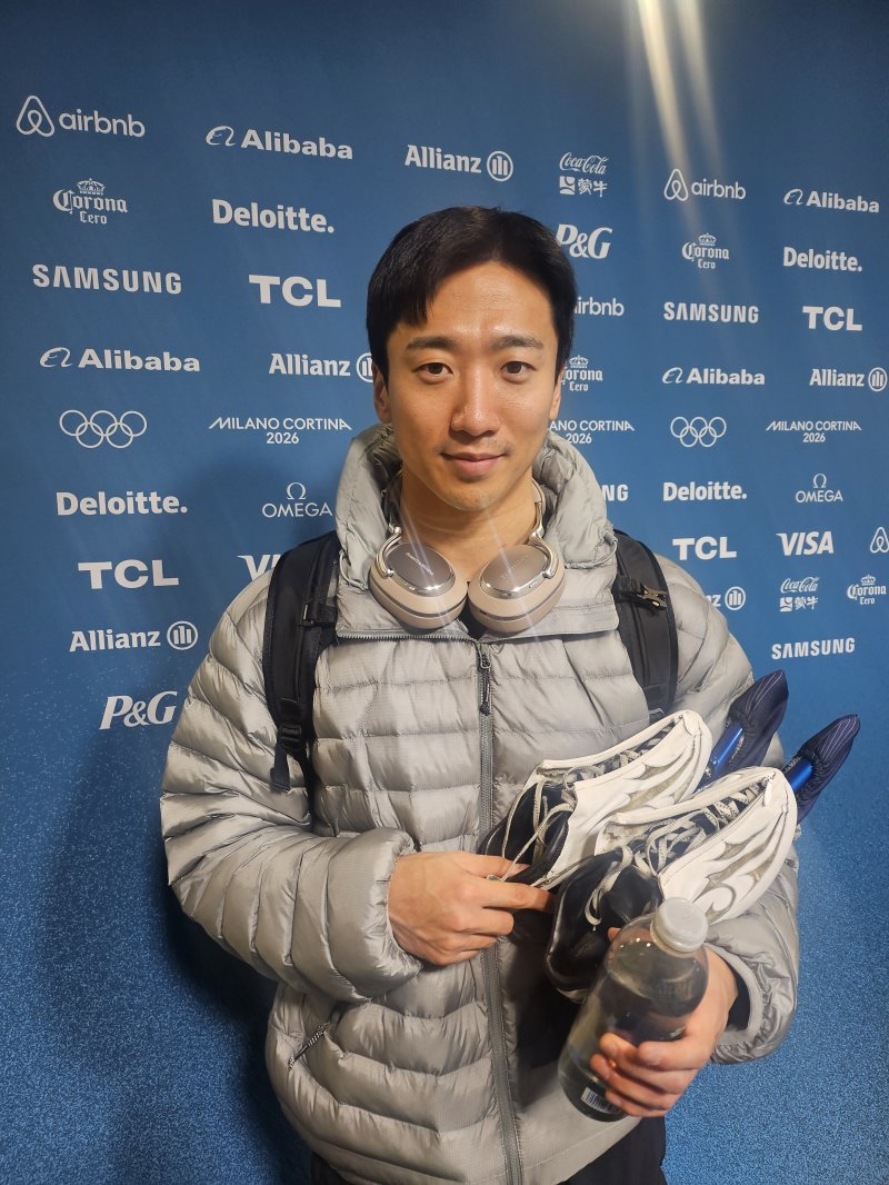 스피드스케이팅 김준호가 4일(현지시간) 열린 테스트 경기를 마친 뒤 취재진과 인터뷰 하고 있다. ⓒ News1 권혁준 기자