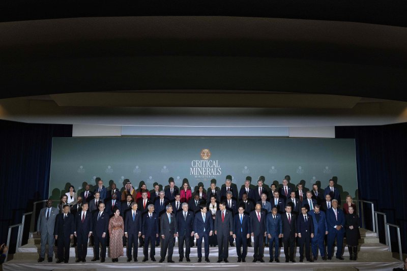 4일(현지시간) 미국 워싱턴DC 국무부 청사에서 핵심광물 장관급 회의에 참석학 각국 대표들이 기념 사진을 찍고 있다.AFP연합뉴스