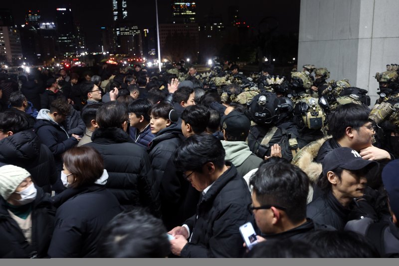 [서울=뉴시스] 조성봉 기자 = 지난해 12월 4일 서울 여의도 국회 본청으로 군 병력이 진입을 시도하고 있다. 2024.12.04. suncho21@newsis.com