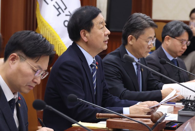 [서울=뉴시스] 추상철 기자 = 구윤철 부총리 겸 재정경제부 장관이 29일 오후 서울 종로구 정부서울청사에서 열린 공공기관운영위원회에서 발언하고 있다. 2026.01.29. scchoo@newsis.com