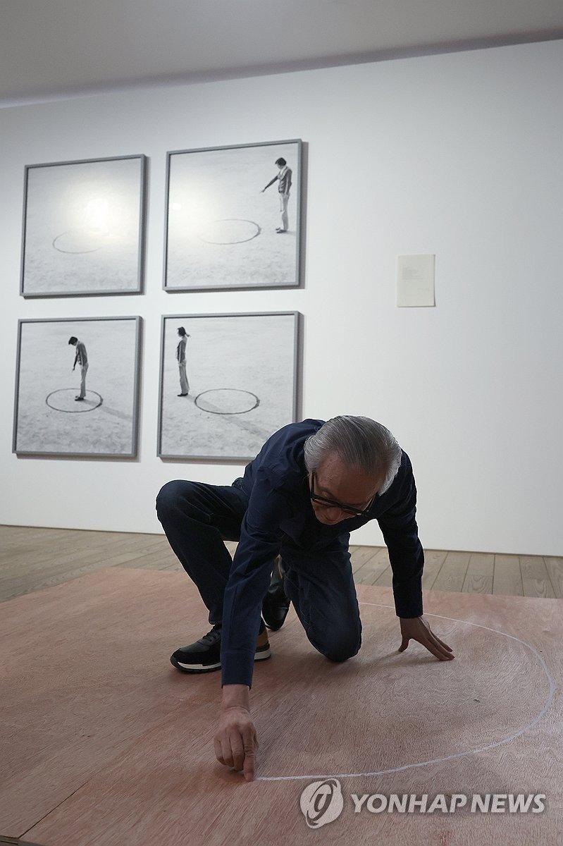 퍼포먼스하는 이건용 작가 (출처=연합뉴스)