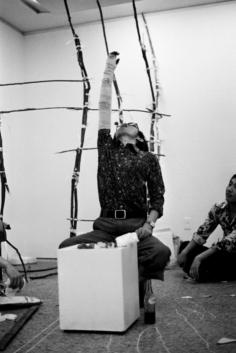 이건용 퍼포먼스 '건빵먹기'의 모습 (출처=연합뉴스)