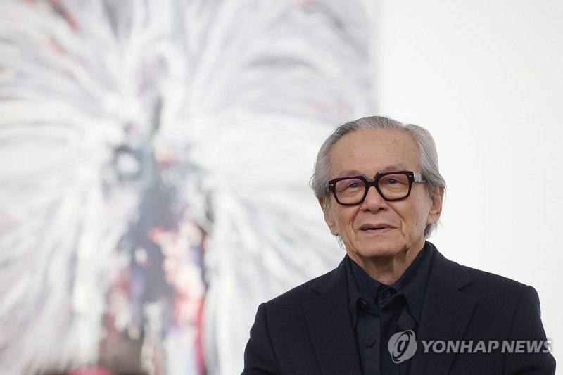 간담회하는 이건용 작가 (출처=연합뉴스)