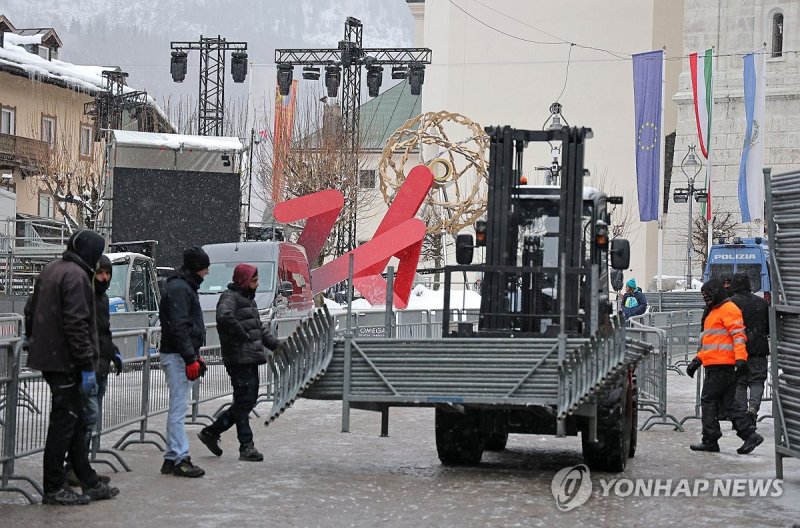 개막식 준비 한창인 코르티나 광장 (출처=연합뉴스)