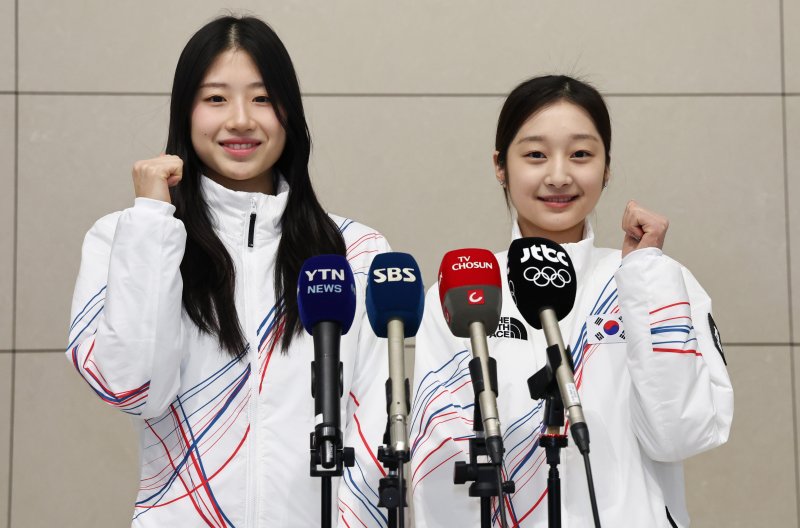 2026 밀라노·코르티나담페초 동계올림픽에 출전하는 대한민국 피겨스케이팅 대표팀 이해인, 신지아 선수가 4일 오전 인천국제공항 제2터미널을 통해 출국하기 전 취재진과 인터뷰를 하고 있다. 2026.2.4/뉴스1 ⓒ News1 최지환 기자