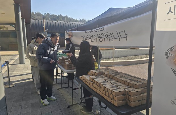 치킨데이 행사장을 찾은 김택수 국가대표선수촌장.(대한체육회 제공)