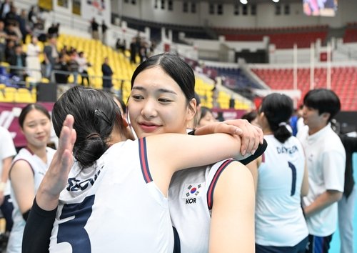 U-16 아시아선수권 우승 확정 후 포옹하는 손서연(중앙 정면) (출처=연합뉴스)