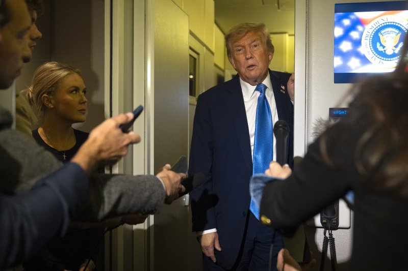 [미 에어포스 원=AP/뉴시스]도널드 트럼프 미 대통령이 2025년 6월16일 캐나다 캘거리에서 열린 주요 7개국(G7) 정상회담 일정을 단축, 워싱턴으로 조기 귀국하는 미 대통령 전용기에서 기자들과 이야기를 나누고 있다. 그는 이란 핵문제의 진정한 종식을 원하며, 이는 단지 휴전만이 아니라 이란이 핵을 '완전히' 포기하는 것을 의미한다고 말했다 . 2026.02. 05.