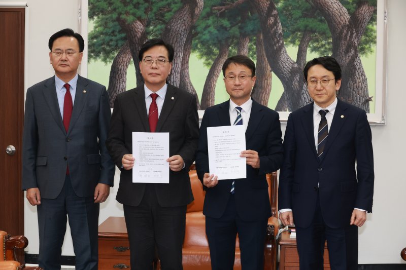 [서울=뉴시스] 고승민 기자 = 한병도 더불어민주당 원내대표와 송언석 국민의힘 원내대표가 4일 오후 서울 여의도 국회에서 대미투자특별법 처리 관련 합의문을 발표하고 기념 촬영을 하고 있다. 왼쪽부터 유상범 국민의힘 원내운영수석부대표, 송 원내대표, 한 원내대표, 천준호 민주당 원내운영수석부대표. 2026.02.04. kkssmm99@newsis.com