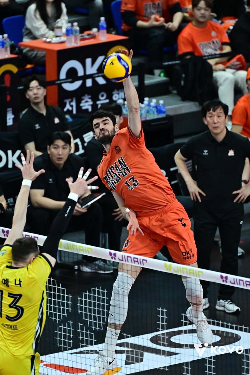 스파이크하는 OK저축은행의 디미트로프(오른쪽) (출처=연합뉴스)