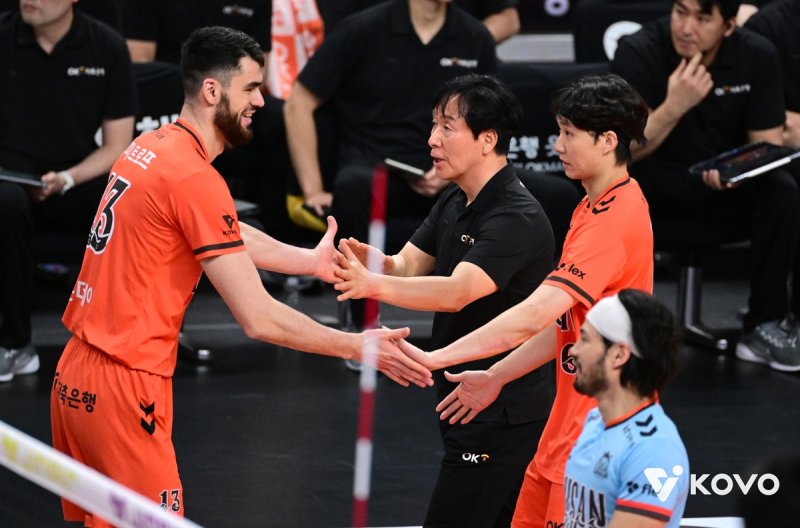 신영철 OK저축은행 감독(중앙)과 하이파이브 하는 디미트로프(왼쪽) (출처=연합뉴스)