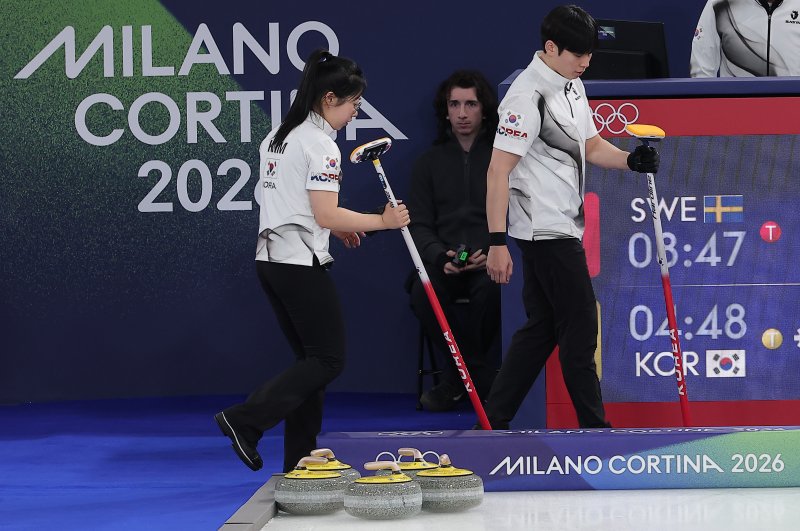 컬링 믹스더블 김선영과 정영석이 4일(현지시간) 이탈리아 코르티나담페초 컬링 올림픽 스타디움에서 열린 컬링 믹스더블 라운드 로빈 대한민국과 스웨덴의 경기에서 3-10으로 패배한 후 서로를 격려하고 있다. 2026.2.5/뉴스1 ⓒ News1 김성진 기자