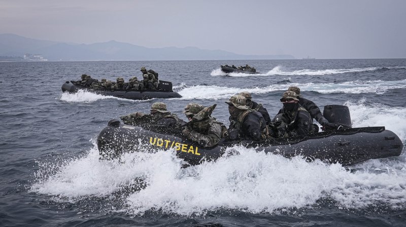 해군은 특수전전단 특전요원(UDT/SEAL)들이 지난 2일부터 강원도 동해안과 산악 일대에서 혹한기 훈련 중이라고 5일 밝혔다. 사진은 4일 동해안 일대에서 진행된 혹한기 훈련에 참여한 해군 특전요원들이 고무보트 장거리 항해 훈련을 하는 모습. 해군 제공