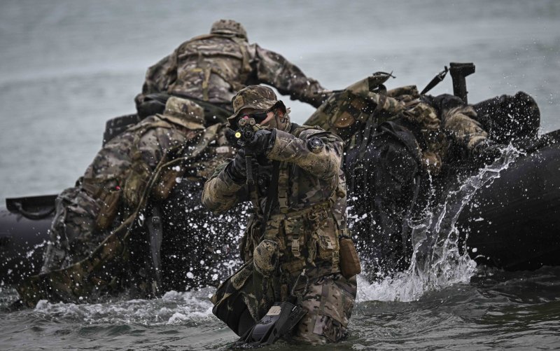 해군은 특수전전단 특전요원(UDT/SEAL)들이 지난 2일부터 강원도 동해안과 산악 일대에서 혹한기 훈련 중이라고 5일 밝혔다. 사진은 4일 동해안 일대에서 진행된 혹한기 훈련에 참여한 해군 특전요원들이 해안침투훈련을 하는 모습. 해군 제공