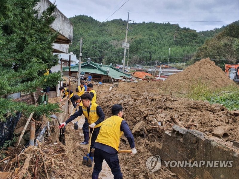 휴일도 반납한 채 수해복구 (출처=연합뉴스)