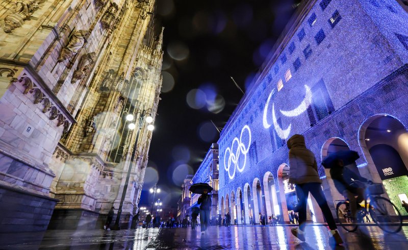 2026 밀라노·코르티나담페초 동계올림픽 개막을이틀 앞둔 4일(현지시간) 이탈리아 밀라노 두오모 성당 옆 건물에 오륜기 이미지가 송출되고 있다. 2026.2.4/뉴스1 ⓒ News1 김진환 기자