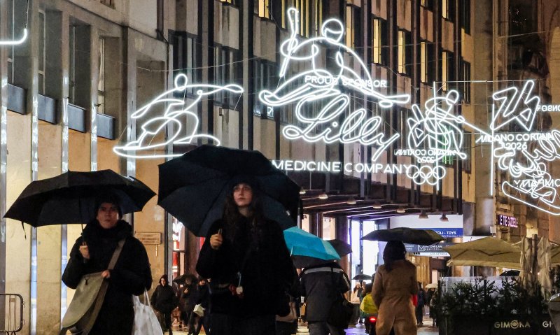 2026 밀라노·코르티나담페초 동계올림픽 개막을 이틀 앞둔 4일(현지시간) 이탈리아 밀라노 두오모 성당 앞에서 올림픽 종목을 나타내는 다양한 픽토그램이 불을 밝히고 있다. 2026.2.4/뉴스1 ⓒ News1 김진환 기자