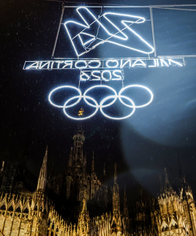 2026 밀라노·코르티나담페초 동계올림픽 개막을이틀 앞둔 4일(현지시간) 이탈리아 밀라노 두오모 성당 앞 오륜 픽토그램이 불을 밝히고 있다. 2026.2.4/뉴스1 ⓒ News1 김진환 기자