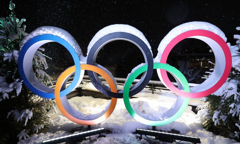 2026 밀라노·코르티나담페초 동계올림픽 개막을 이틀 앞둔 4일(현지시간) 이탈리아 코르티나담페초 광장에 설치된 올림픽 오륜기 조형물 뒤로 눈이 내리고 있다. 2026.2.5/뉴스1 ⓒ News1 김성진 기자