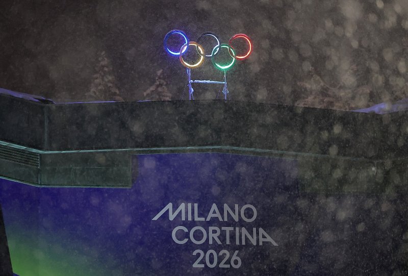 2026 밀라노·코르티나담페초 동계올림픽 개막을 이틀 앞둔 4일(현지시간) 이탈리아 코르티나담페초 컬링 올림픽 스타디움에 설치된 올림픽 오륜기 조형물 뒤로 함박눈이 내리고 있다. 2026.2.5/뉴스1 ⓒ News1 김성진 기자