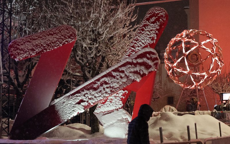 2026 밀라노·코르티나담페초 동계올림픽 개막을 이틀 앞둔 4일(현지시간) 이탈리아 코르티나담페초 광장에 설치된 성화대 뒤로 눈이 내리고 있다. 2026.2.5/뉴스1 ⓒ News1 김성진 기자