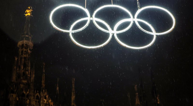 2026 밀라노·코르티나담페초 동계올림픽 개막을이틀 앞둔 4일(현지시간) 이탈리아 밀라노 두오모 성당 앞 오륜 픽토그램이 불을 밝히고 있다. 2026.2.4/뉴스1 ⓒ News1 김진환 기자