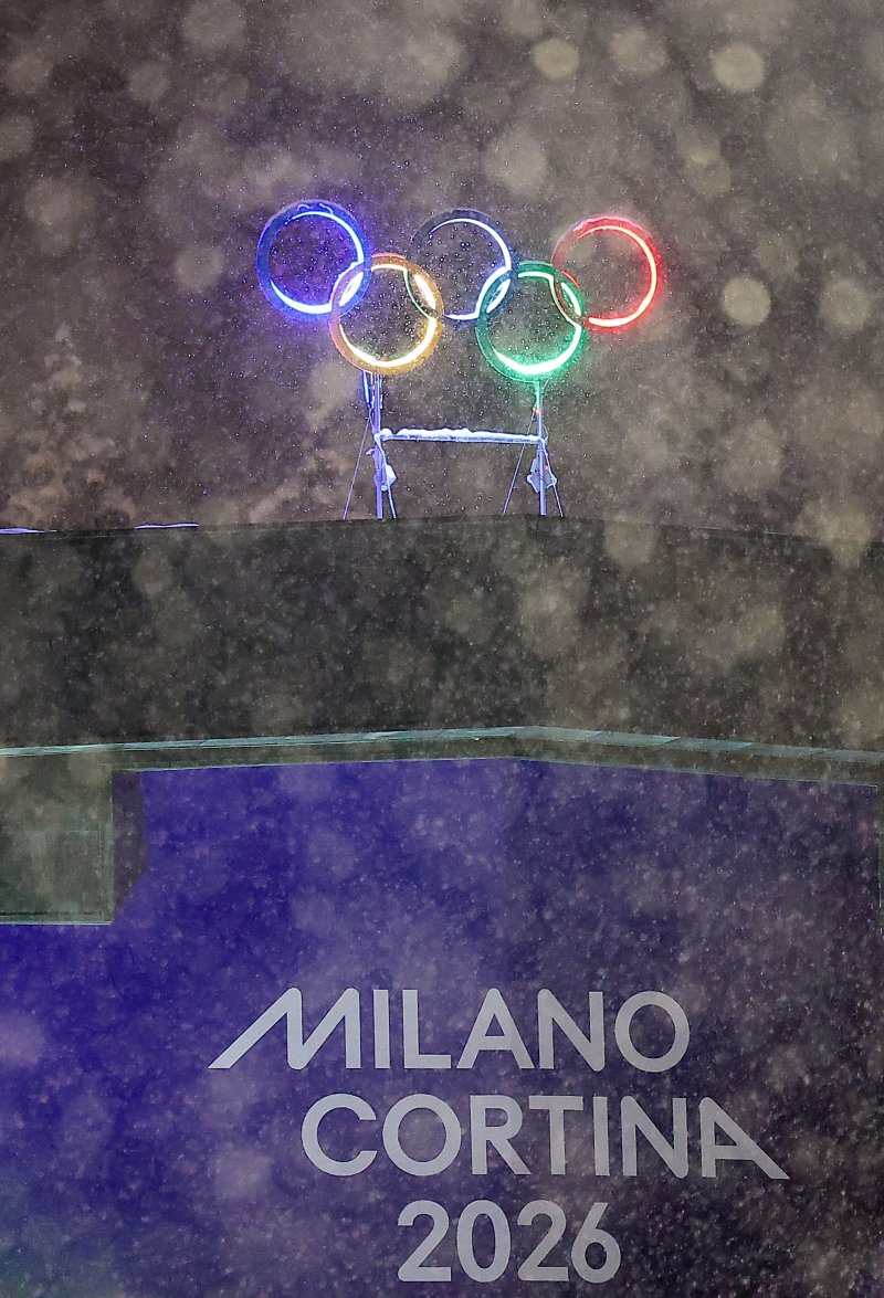 2026 밀라노·코르티나담페초 동계올림픽 개막을 이틀 앞둔 4일(현지시간) 이탈리아 코르티나담페초 컬링 올림픽 스타디움에 설치된 올림픽 오륜기 조형물 뒤로 함박눈이 내리고 있다. 2026.2.5/뉴스1 ⓒ News1 김성진 기자