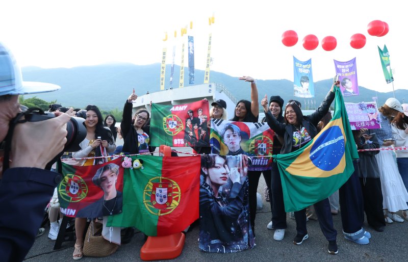 방탄소년단(BTS)의 지민과 정국이 제대하는 11일 오전 경기도 연천군 연천공설운동장에 아미(방탄소년단 팬덤명)들이 현수막을 들고 두 사람을 응원하고 있다. 2025.6.11/뉴스1 ⓒ News1 권현진 기자