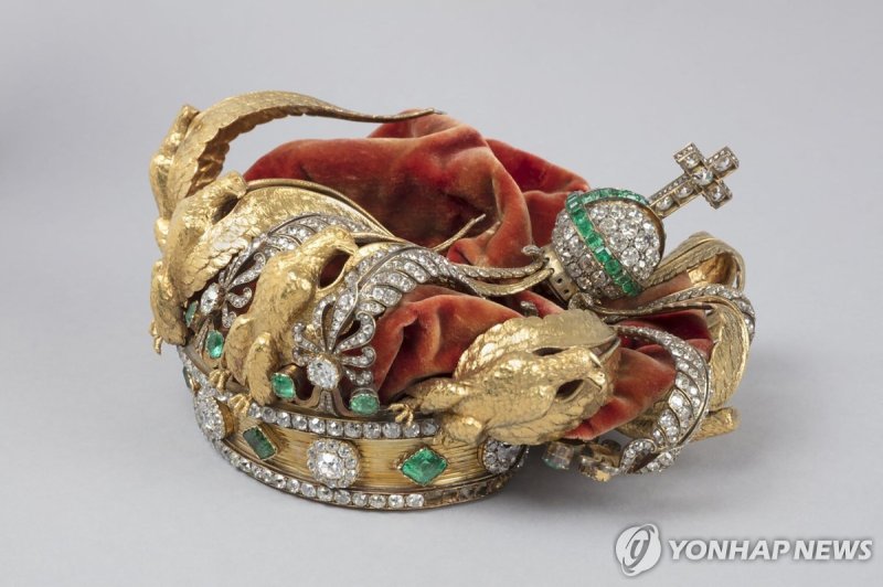 절도 시도 당시 외형이 변형된 외제니 황후 왕관 (출처=연합뉴스)