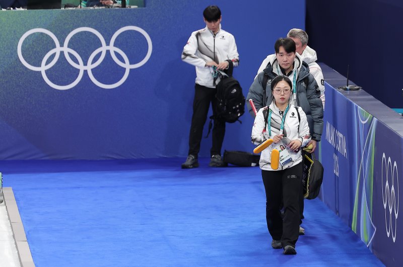 컬링 믹스더블 김선영이 4일(현지시간) 이탈리아 코르티나담페초 컬링 올림픽 스타디움에서 열린 컬링 믹스더블 라운드 로빈 대한민국과 스웨덴의 경기에서 3-10으로 패배한 후 경기장을 빠져나가고 있다. 2026.2.5/뉴스1 ⓒ News1 김성진 기자