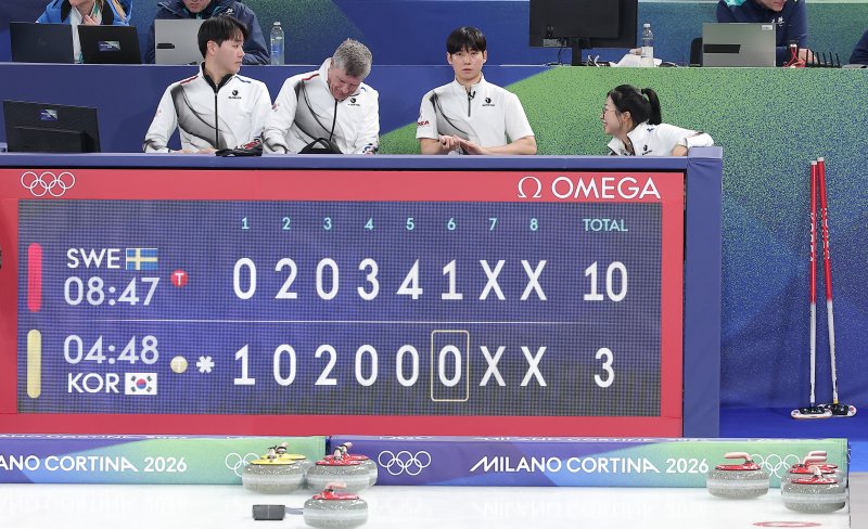 컬링 믹스더블 김선영과 정영석이 4일(현지시간) 이탈리아 코르티나담페초 컬링 올림픽 스타디움에서 열린 컬링 믹스더블 라운드 로빈 대한민국과 스웨덴의 경기에서 3-10으로 패배한 후 아쉬워하고 있다. 2026.2.5/뉴스1 ⓒ News1 김성진 기자