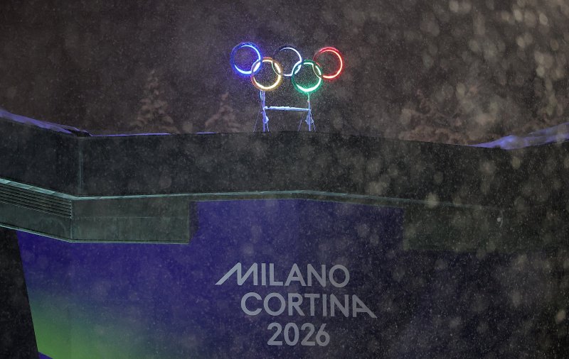 2026 밀라노·코르티나담페초 동계올림픽 개막을 이틀 앞둔 4일(현지시간) 이탈리아 코르티나담페초 컬링 올림픽 스타디움에 설치된 올림픽 오륜기 조형물 뒤로 함박눈이 내리고 있다. 2026.2.5/뉴스1 ⓒ News1 김성진 기자
