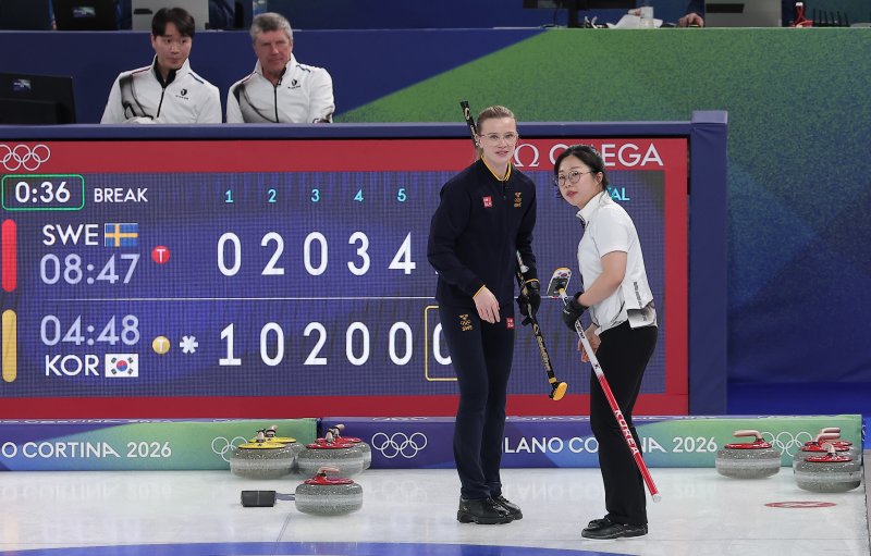 컬링 믹스더블 김선영이 4일(현지시간) 이탈리아 코르티나담페초 컬링 올림픽 스타디움에서 열린 컬링 믹스더블 라운드 로빈 대한민국과 스웨덴의 경기에서 3-10으로 패배한 후 스웨덴 선수와 인사하고 있다. 2026.2.5/뉴스1 ⓒ News1 김성진 기자