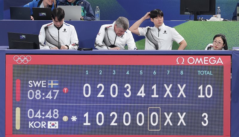 컬링 믹스더블 정영석과 김선영이 4일(현지시간) 이탈리아 코르티나담페초 컬링 올림픽 스타디움에서 열린 컬링 믹스더블 라운드 로빈 대한민국과 스웨덴의 경기에서 3-10으로 패배한 후 아쉬워하고 있다. 2026.2.5/뉴스1 ⓒ News1 김성진 기자