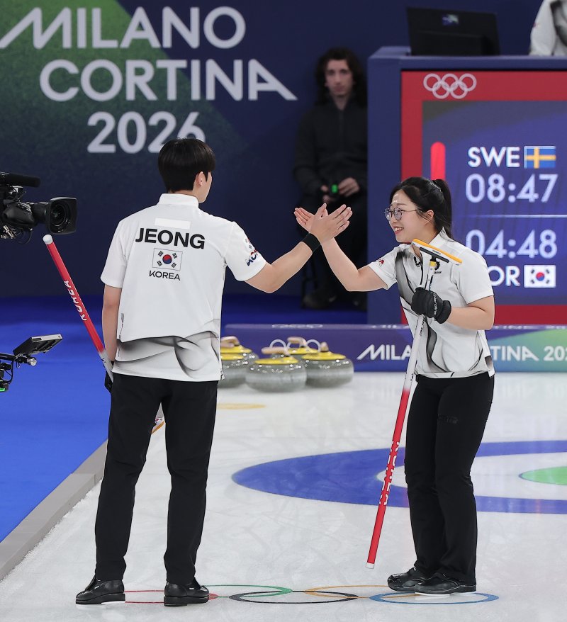 컬링 믹스더블 김선영과 정영석이 4일(현지시간) 이탈리아 코르티나담페초 컬링 올림픽 스타디움에서 열린 컬링 믹스더블 라운드 로빈 대한민국과 스웨덴의 경기에서 3-10으로 패배한 후 서로를 격려하고 있다. 2026.2.5/뉴스1 ⓒ News1 김성진 기자