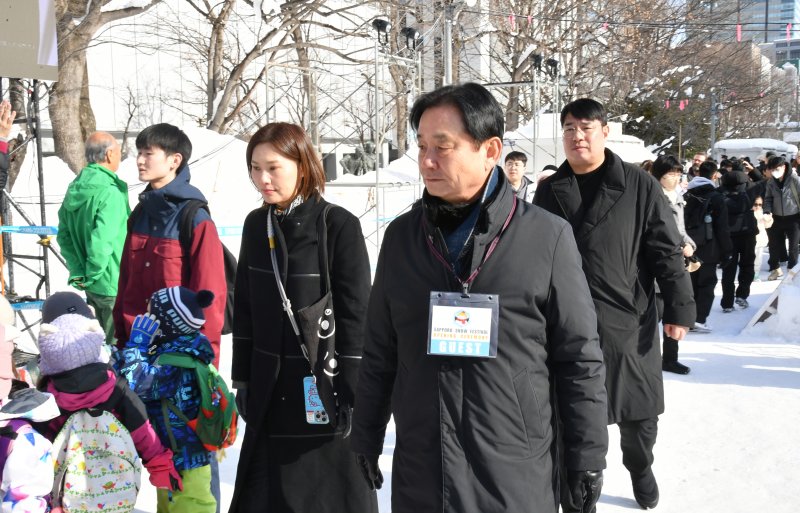 최문순 화천군수를 포함한 군 대표단이 지난 4일 일본 삿포로시 초청으로 눈축제 개막식에 참석해 축제장을 둘러보고 있다.(화천군 제공, 재판매 및 DB금지)