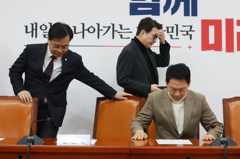 [서울=뉴시스] 고승민 기자 = 국민의힘 장동혁 대표와 송언석 원내대표가 5일 서울 여의도 국회에서 열린 최고위원회의에 참석하고 있다. 2026.02.05. kkssmm99@newsis.com