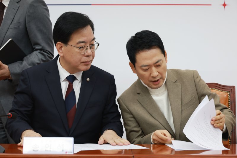 [서울=뉴시스] 고승민 기자 = 국민의힘 장동혁 대표와 송언석 원내대표가 5일 서울 여의도 국회에서 열린 최고위원회의에서 자료를 검토하고 있다. 2026.02.05. kkssmm99@newsis.com