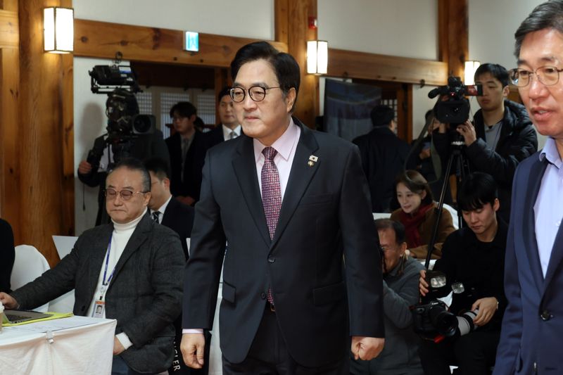 우원식 국회의장이 5일 신년 기자회견을 위해 서울 여의도 국회 사랑재에 입장하고 있다. 사진=서동일 기자