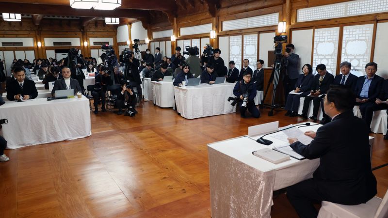 우원식 국회의장이 5일 서울 여의도 국회 사랑재에서 신년 기자회견을 하고 있다. 사진=서동일 기자