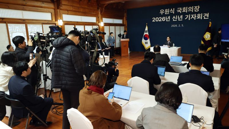 우원식 국회의장이 5일 서울 여의도 국회 사랑재에서 신년 기자회견을 하고 있다. 사진=서동일 기자