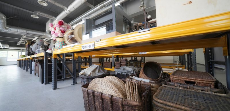 [서울=뉴시스]무대예술지원센터 소품보관소 내부. (사진=국립극장 제공)