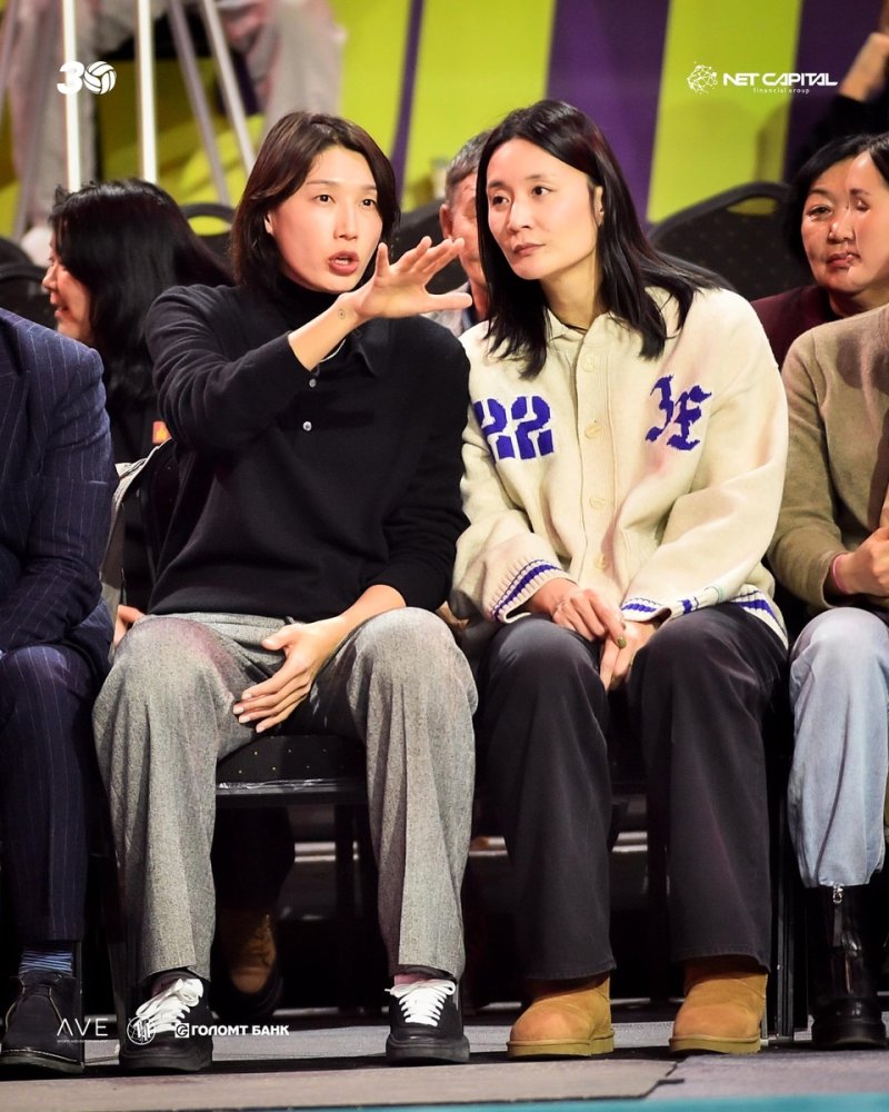 몽골 리그 챔프전 관전하는 김연경(왼쪽)과 표승주 (출처=연합뉴스)