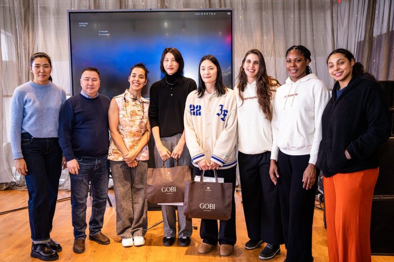 몽골배구협회가 주최한 환영 행사에 참석한 김연경(왼쪽에서 4번째), 표승주(중앙). (출처=연합뉴스)