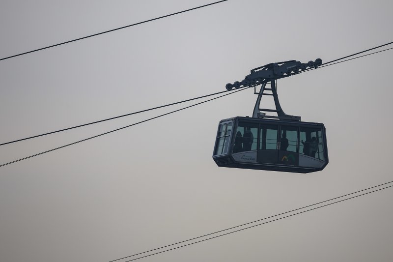 [서울=뉴시스] 정병혁 기자 = 미세먼지 농도가 '나쁨' 수준을 보인 5일 서울 중구 남산케이블카 뒤로 도심이 뿌옇게 보이고 있다. 2026.02.05. jhope@newsis.com