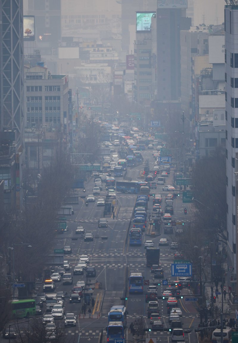 [서울=뉴시스] 정병혁 기자 = 미세먼지 농도가 '나쁨' 수준을 보인 5일 서울 종로구 서울시교육청에서 바라본 도심이 뿌옇게 보이고 있다. 2026.02.05. jhope@newsis.com
